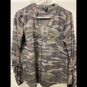 Guess Bottom down Camo top- small